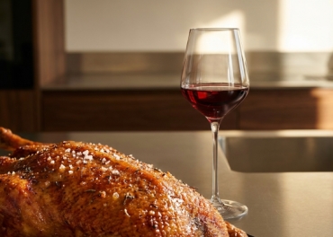 Pinot Noir & Vịt Quay Bắc Kinh: Nghệ Thuật Cân Bằng Vị Giác Đỉnh Cao