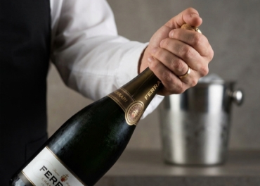 Cách Khui Champagne An Toàn, Không Trào Bọt: Kỹ Thuật Chuẩn Chuyên Gia