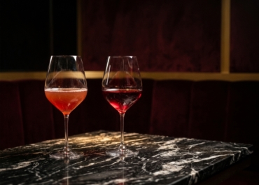 Vang Tự Nhiên (Natural Wine) vs Vang Thương Mại: Hiểu Đúng Để Không “Chọn Nhầm”