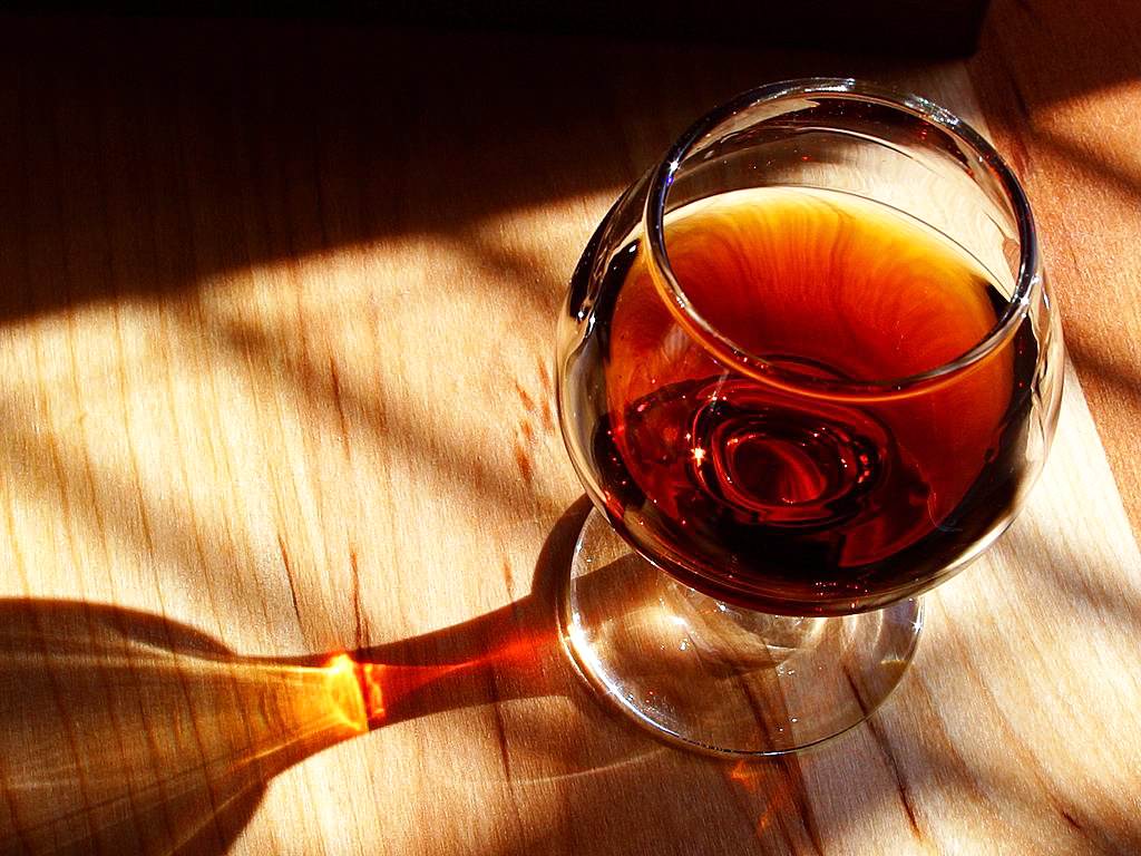 Phân loại các loại rượu vang dựa vào màu sắc rượu, các giống nho, và phương pháp sản xuất